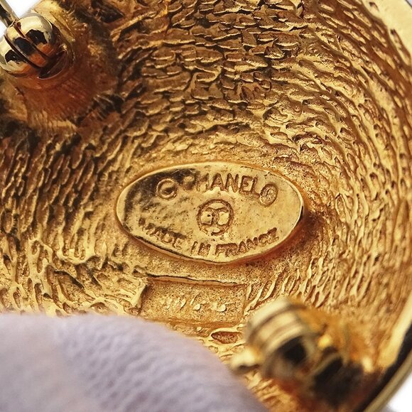 CHANEL Gold Logo Brooch - Picture 4 of 10